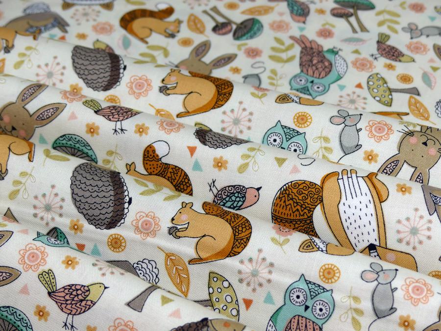 Quiltstoff aus der Serie Doodle Days mit Eichhörnchen Fuchs Uhu Igel von Makower